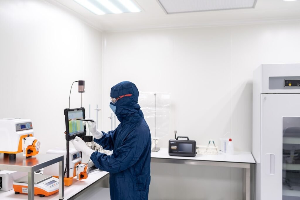 Profesional trabajando en laboratorio, imagen ilustrativa para Laboratorios G7