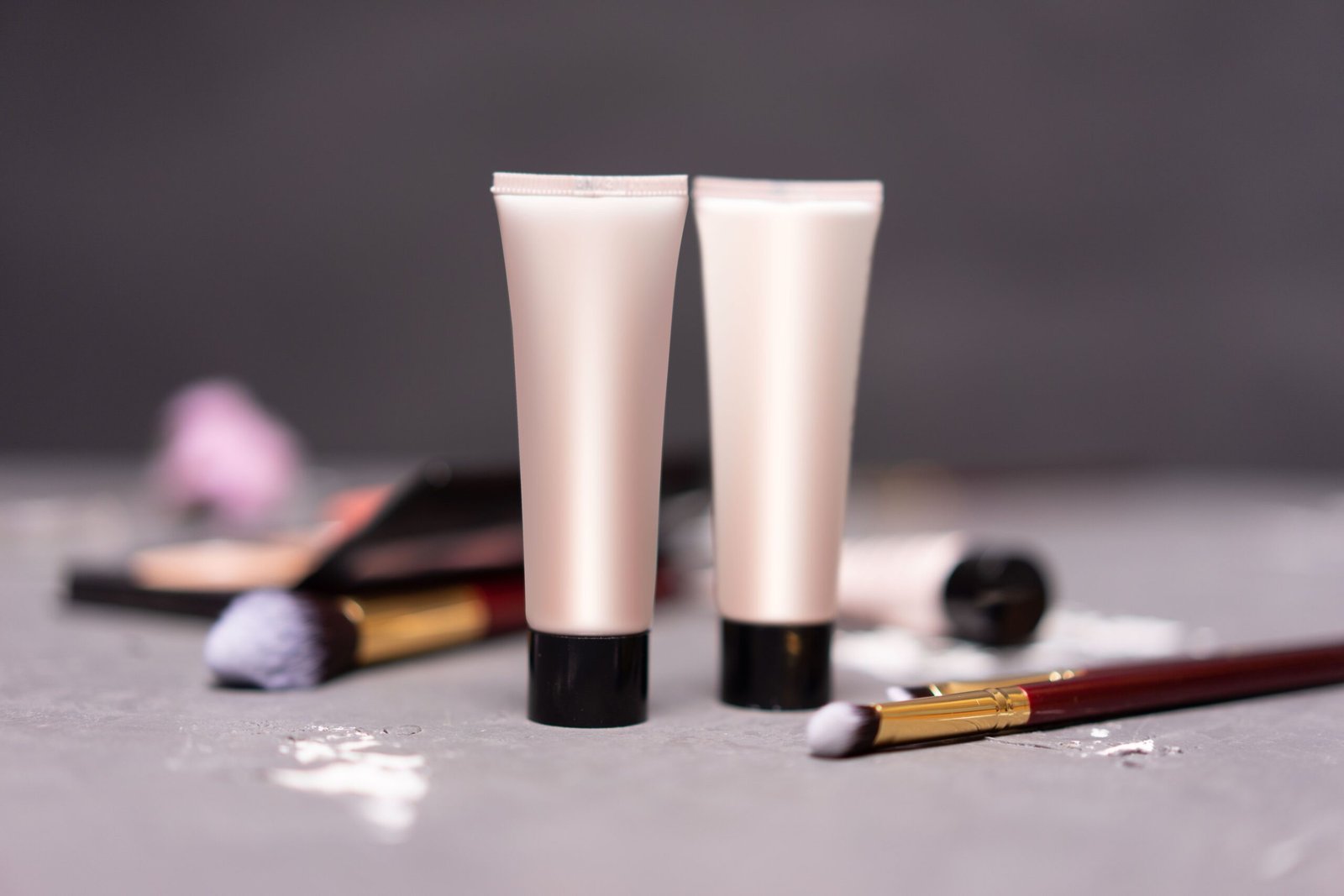 Productos de skincare y brochas de maquillaje